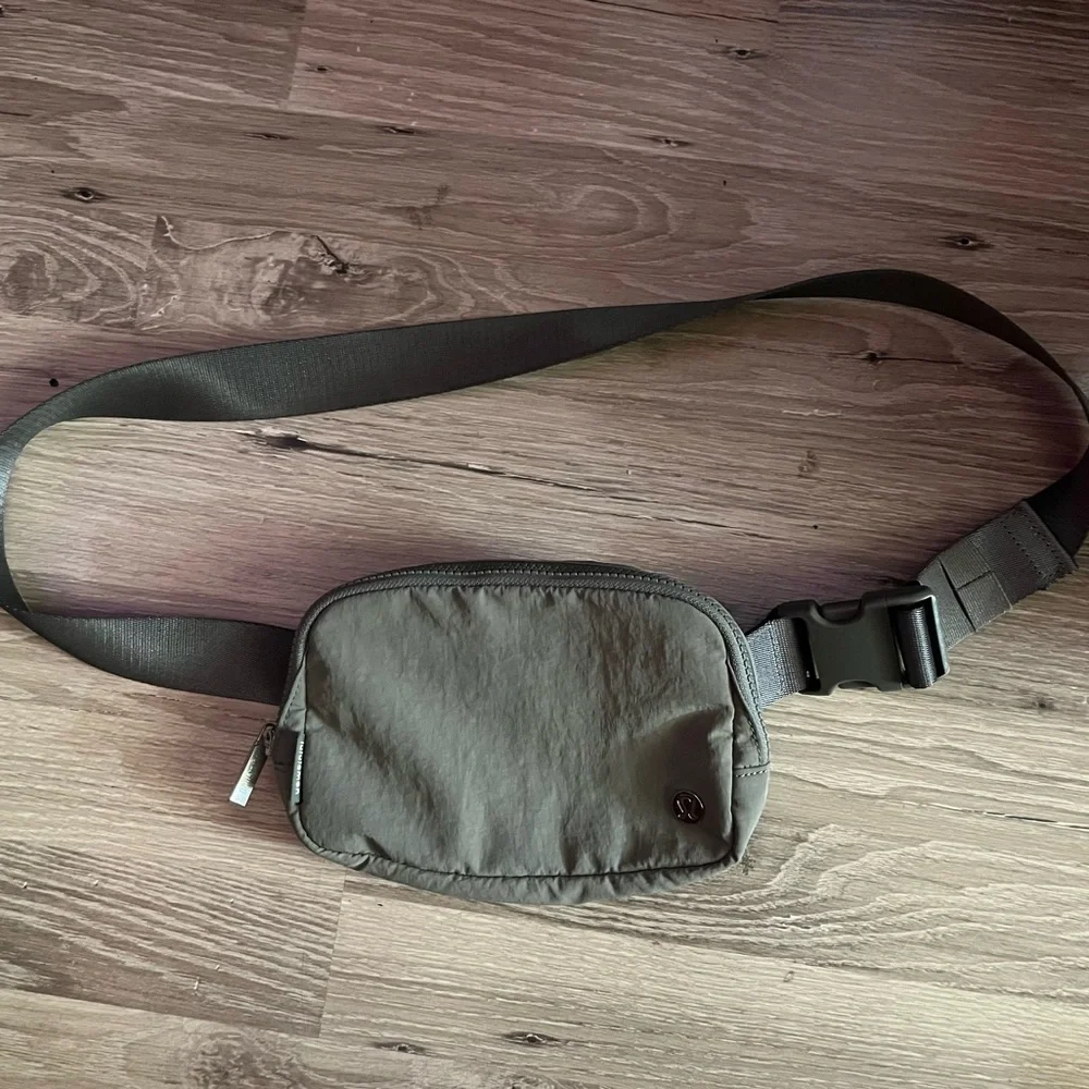 🆕lululemon Everywhere Belt Bag -Green - Picture 9 of 9
